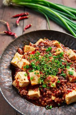  Bazhong Mapo Tofu: En Smakrik Kontrast av Kryddig Västchinesisk Umami och Silkeslen Tofusmältning!